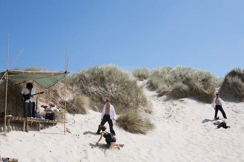 dansers in de duinen