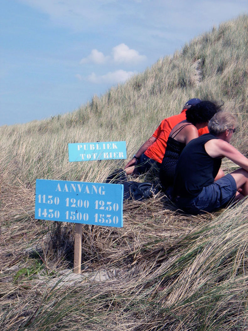 dansers in de duinen